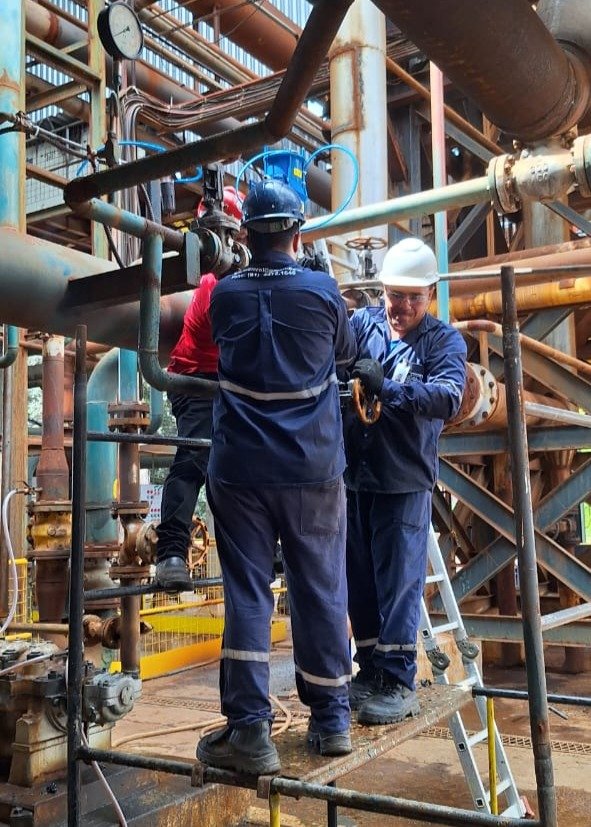 Técnicos da MANVAL em atividade de campo na indústria